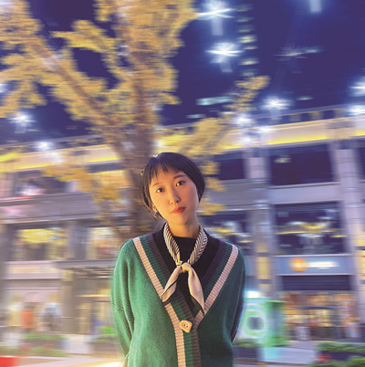 顧拜妮，生于一九九四年，中國人民大學碩士研究生在讀。十四歲開始發表小說，著有小說集《我一生的風景》。曾從事寫作教師、圖書策劃等工作，二〇一八年起在《山西文學》策劃并主持新銳欄目“步履”。