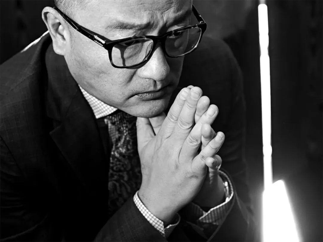 王小帥，中國獨立電影先鋒導演、編劇，畢業于北京電影學院導演系?！肚嗉t》《左右》《地久天長》《闖入者》等代表作在戛納、柏林、威尼斯等國際影展屢獲殊榮，是最具國際影響力的中國導演之一。曾獲柏林電影節最佳編劇獎，著有散文書信集《薄薄的故鄉》。