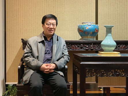 張平，生于西安。歷任山西省作家協會主席、中國作協副主席、中國文聯副主席等。曾任山西省副省長、民盟中央副主席等職。主要作品有《祭妻》《姐姐》《孤兒淚》《法撼汾西》《天網》《兇犯》《紅雪》《抉擇》《十面埋伏》《國家干部》《重新生活》《生死守護》等，獲茅盾文學獎、國家圖書獎等。長篇作品均被改編為電影、電視連續劇并多次獲獎。作品已譯入英、法、俄、日、葡等多國文字。