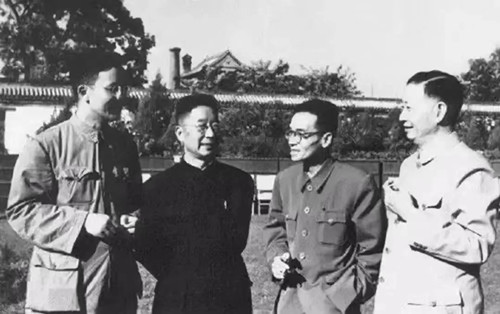 華羅庚（左一）、老舍（左二）、梁思成（右二）、梅蘭芳（右一）的合影