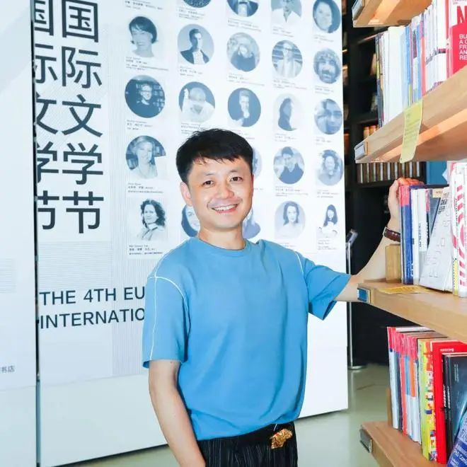 楊慶祥，1980 年生。詩人、批評家。博士，中國人民大學文學院副院長、教授、博士生導師。主要作品有批評集《80 后，怎么辦？》《新時代文學寫作景觀》，詩集《我選擇哭泣和愛你》《世界等于零》，隨筆集《一種模仿的精神生活》等。