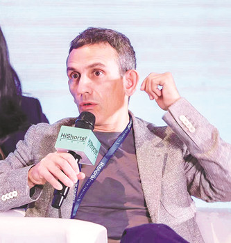 米開朗基羅·弗蘭馬汀諾（Michelangelo Frammartino），1968年出生于意大利倫巴第米蘭，意大利導演、編劇。1995年，執導個人首部短片。2004年，執導劇情電影《禮物》。2010年，執導劇情電影《四次》，該片獲得第63屆戛納國際電影節導演雙周單元歐洲電影獎，他憑借該片提名第55屆意大利大衛獎最佳導演。2013年，執導劇情電影《樹》。2021年，執導劇情電影《洞》，該片獲得第78屆威尼斯國際電影節評審團特別獎。2022年，擔任第12屆北京國際電影節“天壇獎”國際評委會的評委