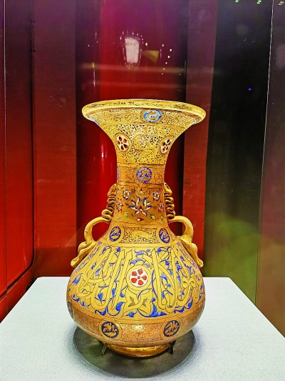 元明時期的玻璃彩繪描金雙耳瓶(“歷史之遇——中國與西亞古代文明交流展”展品) 本報記者李韻攝/光明圖片
