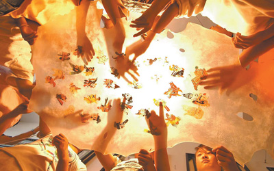 非遺傳承人給學生展示傳統皮影