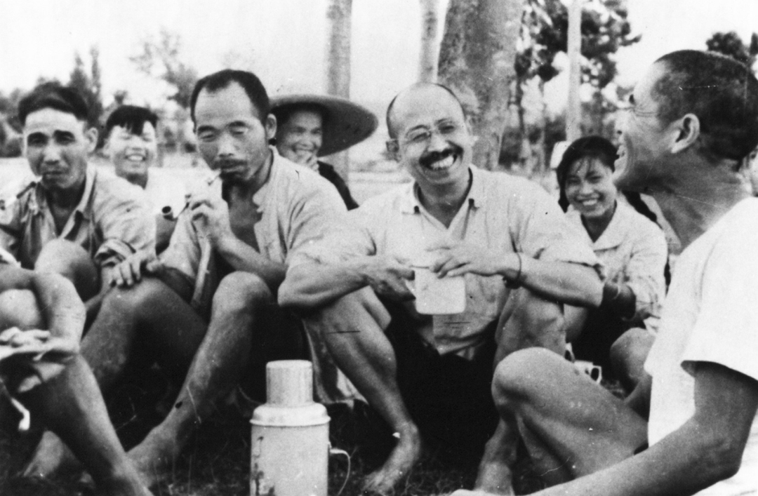 20世紀60年代柳青與鄉親們在一起（中國現代文學館收藏，中國現代文學館提供協助）