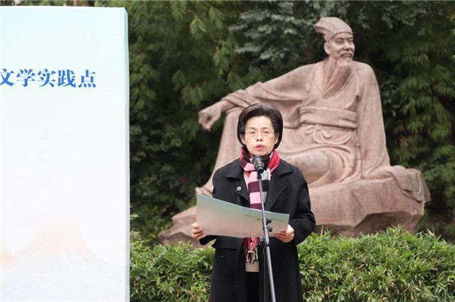 眉山市委常委、宣傳部部長何迎曉致辭