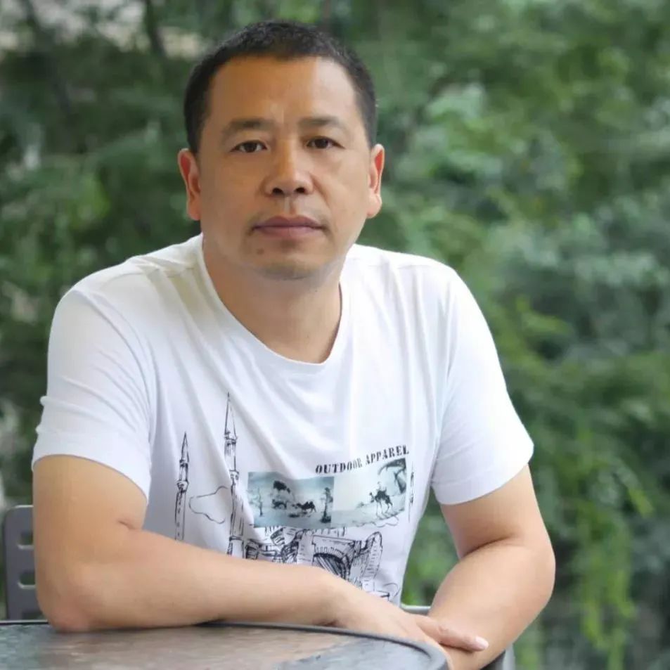 盧一萍  中國作家協會會員，曾任成都軍區文藝創作室副主任，2016年退役，現為成都文學院簽約作家。著有長篇小說《白山》《激情王國》《我的絕代佳人》，小說集《帕米爾情歌》《天堂灣》《父親的荒原》《名叫月光的駿馬》《大震》《無名之地》，長篇紀實文學《八千湘女上天山》《祭奠阿里》，隨筆集《世界屋脊之書》等作品三十余部。曾獲中宣部“五個一工程”獎、解放軍文藝獎、四川文學獎、《上海文學》獎等獎項，入選收獲文學榜、芙蓉文學雙年榜。