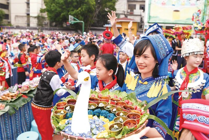 2023年4月20日，廣西南寧市逸夫小學舉行2023“壯族三月三”暨“鑄牢中華民族共同體意識”主題教育活動。色彩繽紛的民族服裝、民族風情濃郁的歌舞表演、多種多樣的特色美食，讓校園處處洋溢著歡樂。 新華社記者 周華/攝