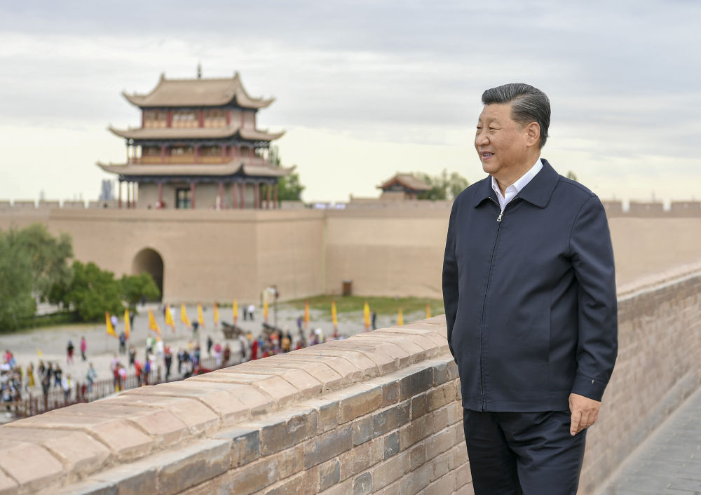 2019年8月20日上午，習近平來到嘉峪關關城，登上城樓察看關城整體面貌，聽取河西走廊長城、關隘歷史文化情況介紹。新華社記者 謝環馳 攝