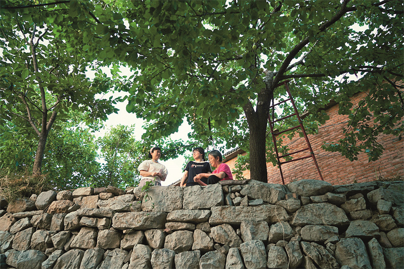 為了寫《寶水》，喬葉（中）花了七八年時間“跑村”、“泡村”