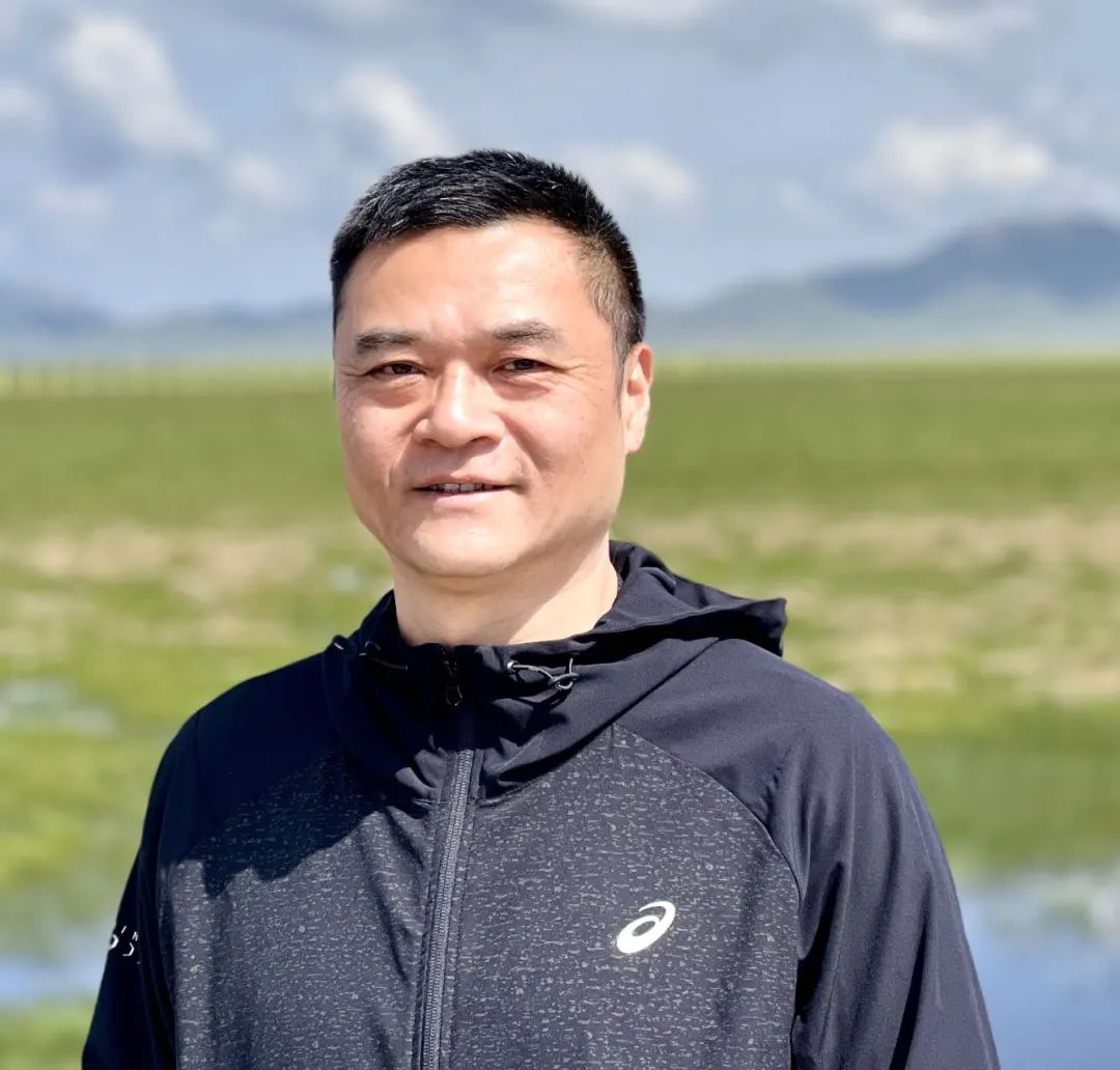 王嘯峰：一九六九年出生，蘇州人。在《人民文學》《收獲》《青年文學》《十月》《花城》《鐘山》等刊發表作品逾百萬字，被《小說選刊》《小說月報》等多家選刊轉載。出版散文集《蘇州煙雨》《吳門夢憶》，小說集《虎嗅》《通古斯記憶》《隱秘花園》《浮生流年》等。曾獲紫金山文學獎、《鐘山》文學獎、葉圣陶文學獎等獎項。