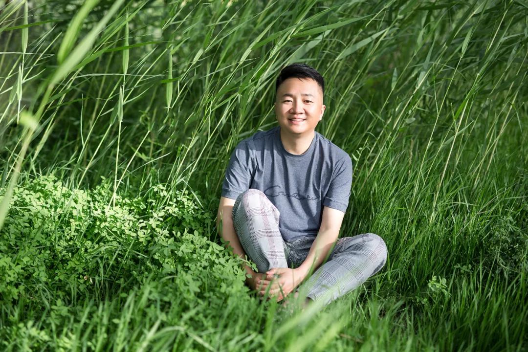 韓松落，著有《春山夜行》《我口袋里的星辰如沙礫》《竊美記》《為了報仇看電影》《我們的她們》等，出版音樂專輯《靠記憶過冬的鳥》。曾擔任華語電影傳媒大獎、平遙國際電影展、迷影精神賞等多項電影獎評委。曾獲第二屆“短篇小說雙年獎”首獎、刀鋒圖書獎等獎項。