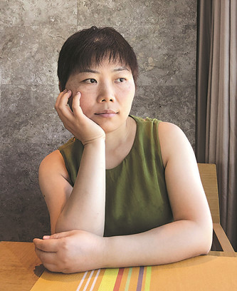 胡泊，傳播學學士，比較文學與世界文學碩士，資深圖書編輯。另有小說集與翻譯作品出版