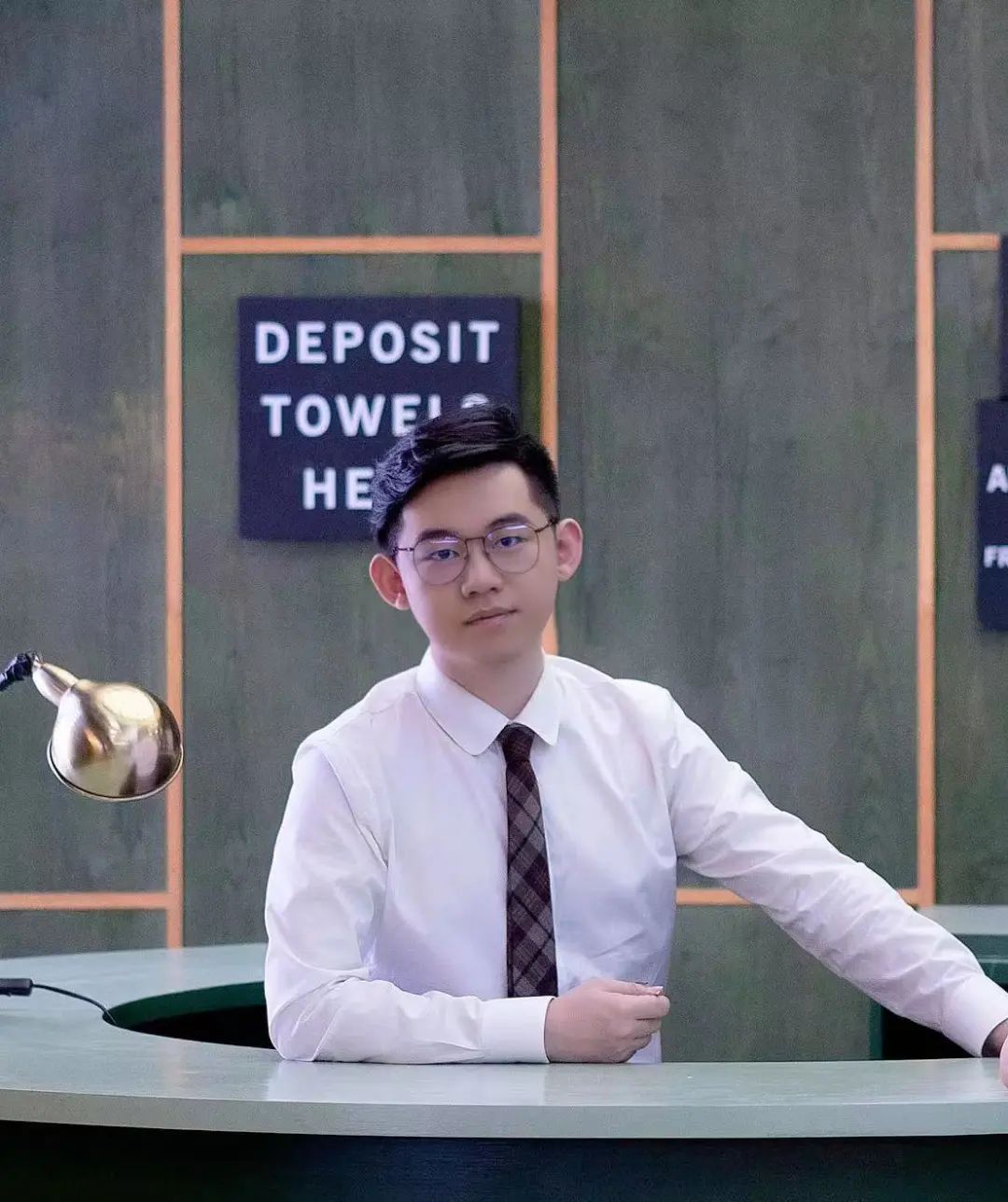 殺蟲隊隊員，1991年生，山東青島人。番茄小說金番作家，擅長懸疑幻想類題材，設定新穎，多重反轉，筆下人物鮮活立體。代表作《傳說管理局》《十日終焉》等?！妒战K焉》居番茄懸疑榜TOP1，上架1年累計千萬讀者閱讀，超21萬讀者打出9.8的評分，追更人數300萬+，長期蟬聯番茄總閱讀榜TOP1，其網絡影響力已成“破圈”作品，已改編廣播劇，出版實體書，售出動漫、影視版權。