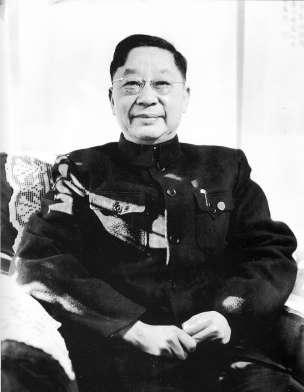 50年代末，老舍在北京寓所客廳。