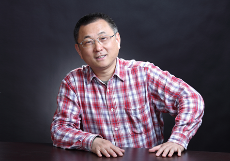 劉醒龍，生于古城黃州，現任中國作家協會小說委員會副主任、湖北省文學藝術界聯合會名譽主席。作品獲茅盾文學獎、魯迅文學獎、老舍散文獎、豐子愷散文獎，由其作品改編的電影獲中國電影金雞獎、大眾電影百花獎和中國電影華表獎等。主要作品有中篇小說《鳳凰琴》《分享艱難》《挑擔茶葉上北京》、長篇小說《圣天門口》《天行者》《蟠虺》、長篇散文《一滴水有多深》等。多部作品被譯成英語、法語、韓語、日語、越南語、印地語、阿拉伯語、波蘭語等語種出版。