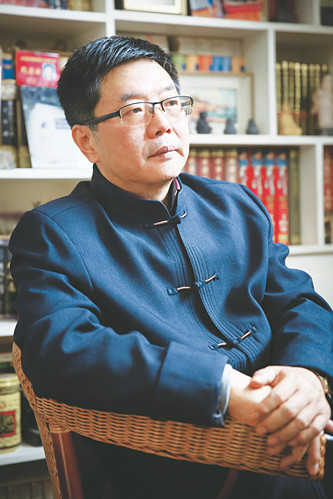 方遠，資深報人，中國作家協會會員。山東省作家協會小說創作委員會委員。濟南市首批簽約作家，濟南日報報業集團舜網文學顧問，山東省散文學會特聘專家。著有長篇小說《大河入海流》《大船隊》《墜落的天使》等五部，小說集《尋找情人》，中篇小說《神龜出沒》《門縫兒里的愛情》等二十余部，多篇作品被報刊轉載、連載，收入各種選本及年選。長篇小說《河與?！贰洞蟠牎废群笕脒x中國作協重點作品扶持項目和定點深入生活項目，長篇報告文學《光明路上追夢人》入選山東省作協重點扶持作品。曾獲第一屆、第四屆山東省泰山文藝獎，泉城文藝獎、梁斌小說獎、山東省對外傳播獎、濟南文學獎及濟南市第六、九、十一屆文藝精品工程獎等。