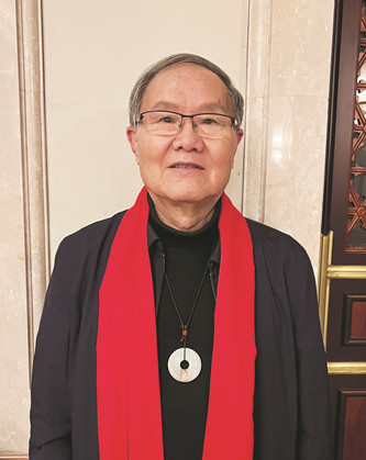 劉慶邦，中國煤礦作協主席。著有長篇小說《斷層》《遠方詩意》《紅煤》《遍地月光》《黑白男女》《女工繪》等12部，中短篇小說集、散文集《走窯漢》《梅妞放羊》《遍地白花》《響器》《黃花繡》等70余部?！秳c邦短篇小說編年》十二卷。曾獲魯迅文學獎等各類獎項，作品被譯成多種文字出版