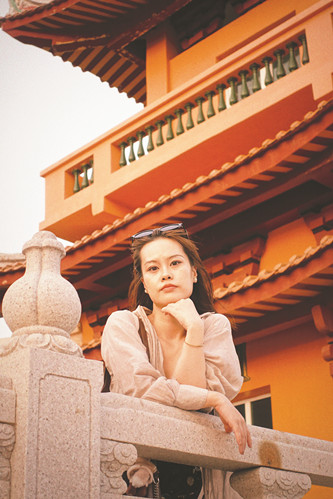 葉昕昀，北京師范大學文學創作方向博士在讀。2023年出版首部小說集《最小的?！?。短篇小說《孔雀》獲2021年收獲文學榜短篇小說榜第四名。2023年獲武漢文學季“年度青年作家”