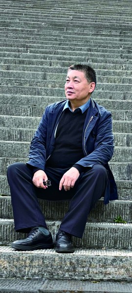 關仁山，唐山豐南人，中國作家協會主席團委員，河北省作家協會主席，中國作家書畫院副院長。上世紀80年代開始文學創作并發表作品，著有長篇小說《白洋淀上》《日頭》《麥河》《唐山大地震》《天高地厚》《金谷銀山》等，中短篇小說《大雪無鄉》《紅旱船》《九月還鄉》，長篇紀實文學《感天動地》《太行沃土》等，出版十卷本《關仁山文集》，達千余萬字。  作品曾獲第五屆魯迅文學獎，獲中宣部第十一屆全國“五個一工程”獎，第十四屆中國圖書獎，第九屆莊重文文學獎，及香港《亞洲周刊》華人小說比賽冠軍等。長篇小說《麥河》入選2010年中國小說學會年度排行榜，《日頭》入選中國小說學會2014年度小說排行榜。部分作品被譯成英、法、韓、日等文字，多部作品分別被改編拍攝成《天高地厚》《御姐歸來》等電視劇和話劇、舞臺劇上映。