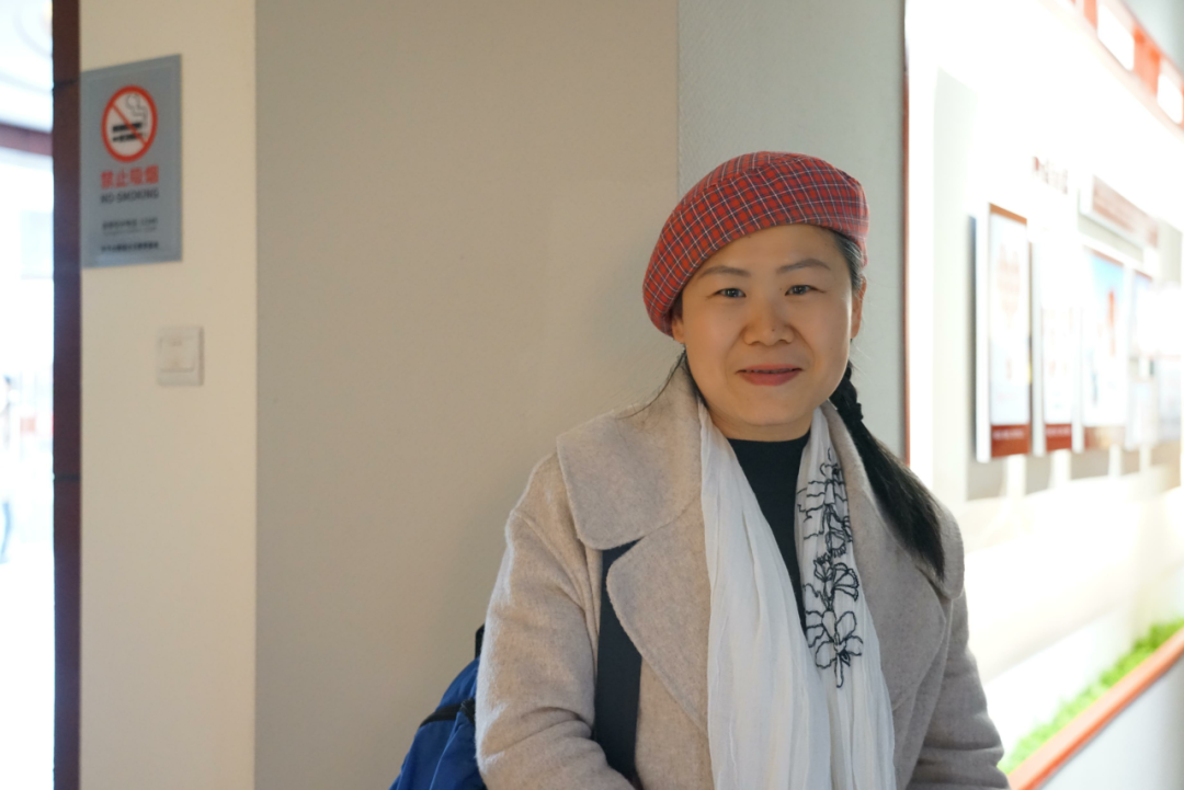 作者簡介：  郭海燕，生于湖北浠水縣。國家二級作家，中國作協會員，湖北省作協全委會委員，武漢作協簽約作家。曾獲評2020年度武漢文藝“突出人才”稱號；入選湖北省文聯中青年優秀文藝人才庫、省宣傳文化人才培養工程“七個一百”項目（文學類）。小說先后榮獲湖北省第九屆“屈原文藝獎”優秀作品獎，湖北省第五屆、六屆楚天文藝獎文學一等獎等。出版小說集《理想國》《單雙》《掌心里的風》，紀實作品集《此情可待——我的非虛構現場》。發表長篇非虛構《粹紅——陳毅粟裕鐵血詩情錄》（第一部）?，F供職《芳草》雜志社。