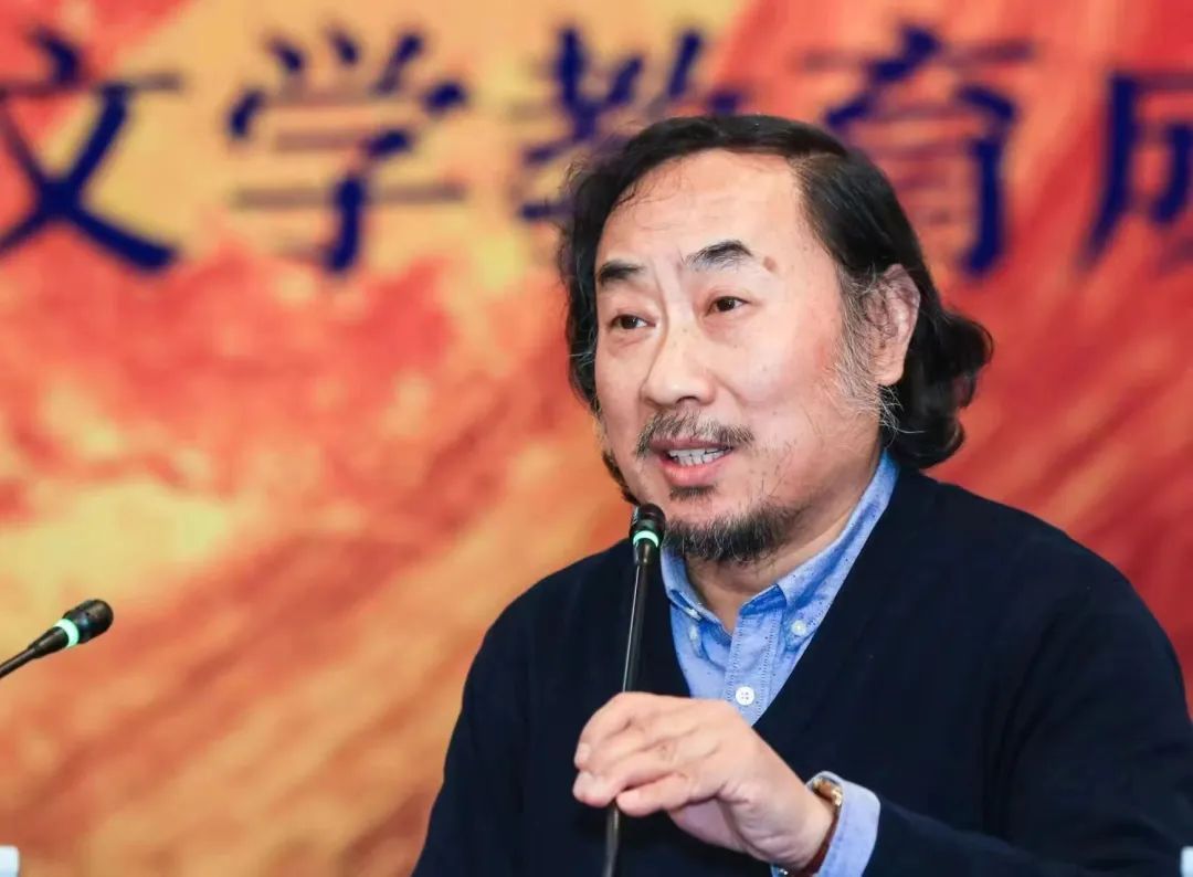 1963年出生，北京師范大學教授、博士生導師、北京師范大學國際寫作中心執行主任，兼任中國當代文學研究會會長、中國作協詩歌委員會副主任。長期從事中國當代文學研究與批評。著有《中國當代先鋒文學思潮論》等著作近二十部。