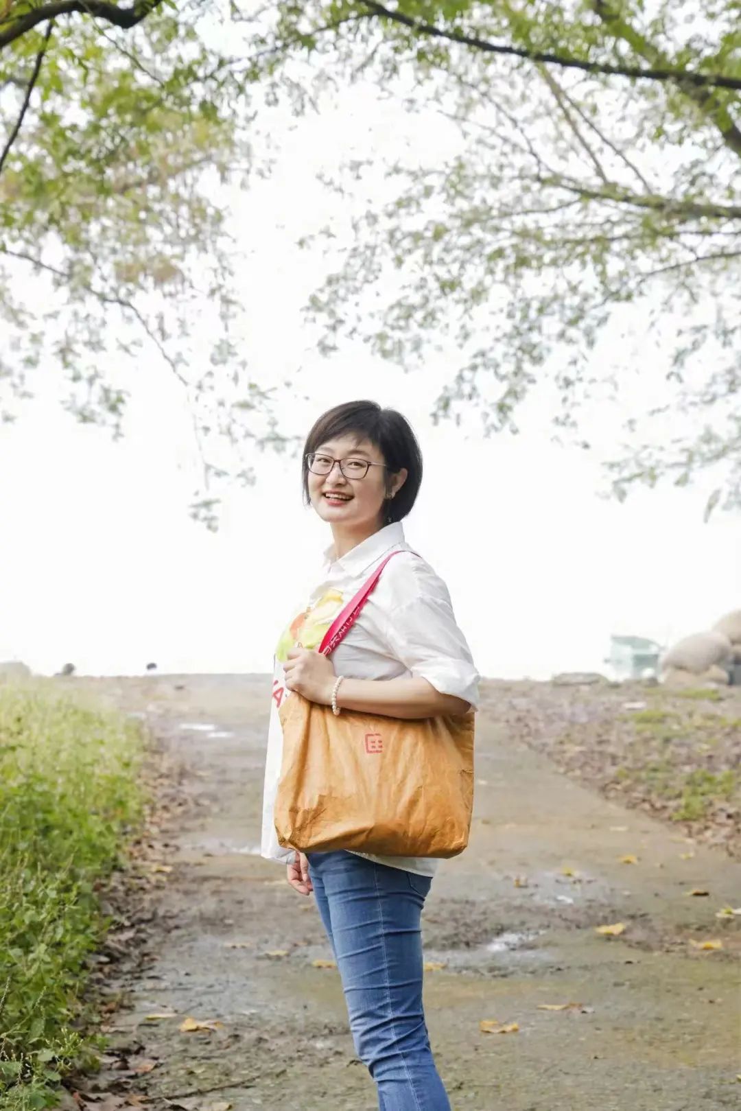 安殿榮，女，滿族，1981年生于遼寧北鎮?，F供職于《民族文學》雜志社，系中國小說學會理事、中國少數民族作家學會會員。有作品見于《南方文壇》《文藝報》等報刊。