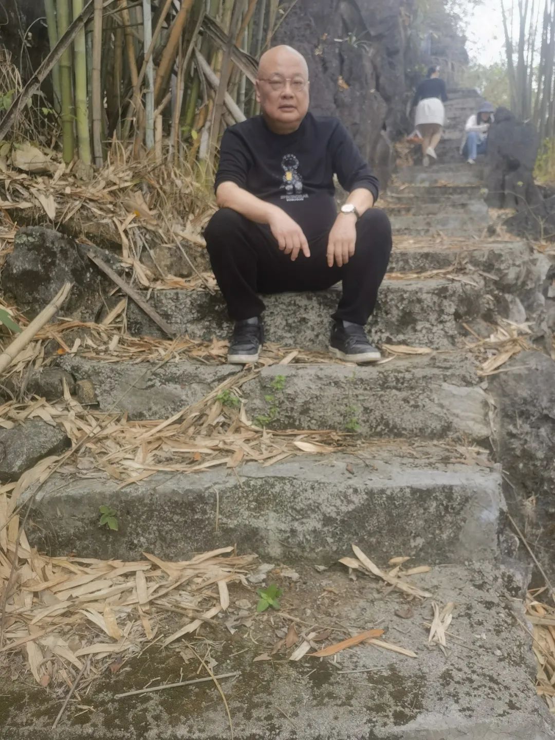 凡一平，本名樊一平，男，壯族。1964年生，廣西都安人。先后畢業于河池師專、復旦大學中文系。第十二、十三屆全國人大代表，現為廣西民族大學教授、廣西文聯副主席。出版有長篇小說《跪下》《順口溜》《上嶺村的謀殺》《天等山》《蟬聲唱》《頂牛爺百歲史》等十部，小說集《撒謊的村莊》等十二部。曾獲銅鼓獎、百花文學獎、《小說選刊》雙年獎等。有作品被翻譯成瑞典、俄、越南、馬來西亞文等在國外出版。