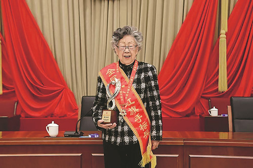 全國三八紅旗手標兵、中國文化國際傳播研究院院長黃會林