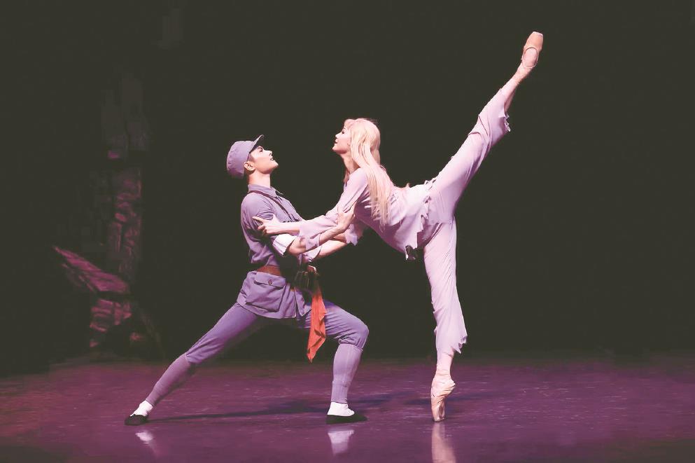 芭蕾舞劇《白毛女》劇照。 （上芭供圖）