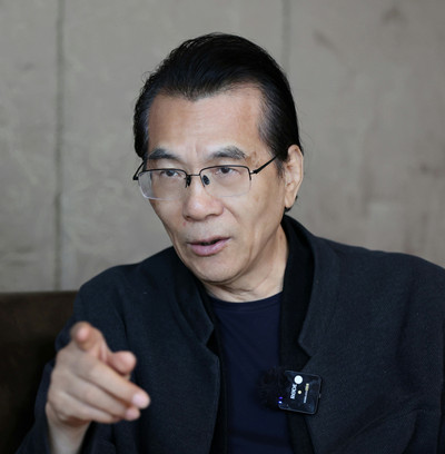 何建明，中國作家協會第七、八、九屆駐會副主席?，F為中國作家協會報告文學委員會主任，中央社會主義學院教授、上海大學中國創意寫作研究院院長。三次獲得魯迅文學獎，六次獲得中宣部“五個一工程”獎，多次獲得全國優秀報告文學獎、徐遲報告文學獎、“中國好書”等獎項，首位獲得俄羅斯國家圖書獎的中國作家。