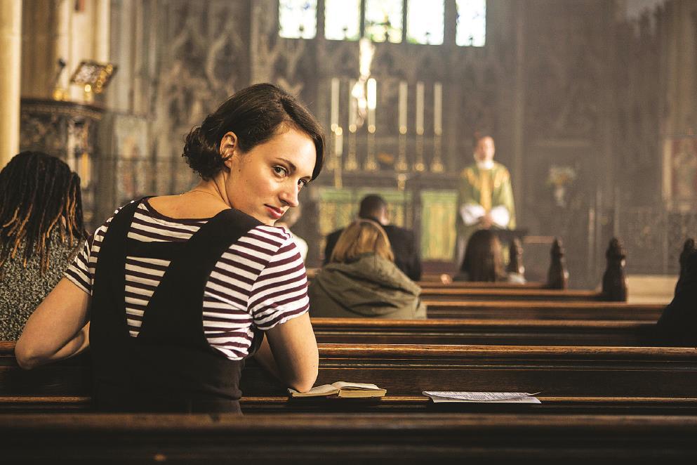 英劇《倫敦生活》以其獨特的敘事風格和對第四堵墻的打破而著稱。在劇中，女主角經常直接對鏡頭（即觀眾）發表評論，這種手法打破了傳統戲劇和電視劇中演員與觀眾之間的隱形界限，創造了一種親密且直接的交流方式。而“第四堵墻”即狄德羅首創的概念。