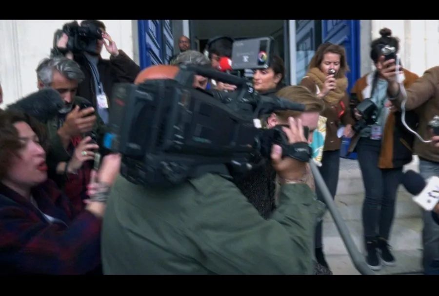 庭審結束，走出法院的Sandra被采訪人群的攝像機遮擋