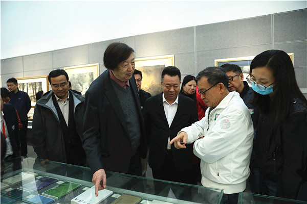 《明報月刊》榮譽總編輯潘耀明發現了當年明報月刊出版社出版的馮驥才先生小說集《樓頂上的歌手》