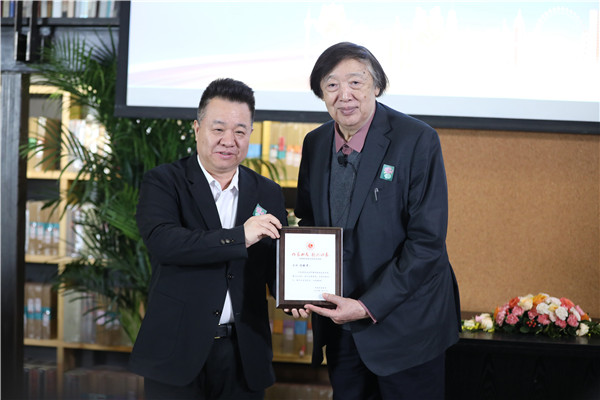 邱華棟為馮驥才先生頒發“入會紀念牌”