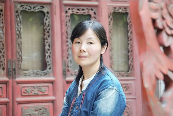 王蕓    生于湖北，現居南昌。一級作家，南昌市作家協會主席。出版長篇小說《對花》《江風烈》，小說集《請叫她天鵝》《薇薇安曾來過》《與孔雀說話》《羽毛》，散文集《紙上萬物浮現如初》《此生》《穿越歷史的楚風》《接近風的深情表達》《經歷著異常美麗》等。三百余萬字作品見于《人民文學》《當代》《新華文摘》《小說選刊》《中國作家》《青年文學》《上海文學》《江南》《芙蓉》《長城》《天涯》《美文》《散文》《長江文藝》《中篇小說選刊》《小說月報》等，收入五十多種選本。曾獲第三屆湖北文學獎、第七屆屈原文藝獎、第一屆江西省文藝創作獎、第二屆林語堂文學獎（小說）大獎等。獲評江西省思想宣傳文化系統“四個一批”人才。