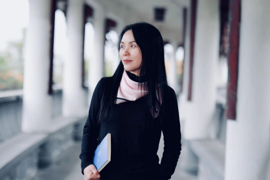 藍紫，湖南邵陽人，曾居廣東東莞，現居四川達州，任職于達州市文學藝術院。主要作品有詩集《別處》《低入塵?！?，詩論集《絕壁上的攀援》《疼痛詩學》等。