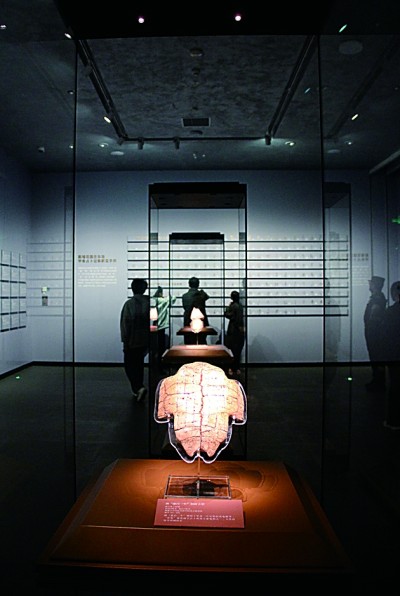 殷墟博物館新館展出的商代刻辭卜甲。安陽市委宣傳部供圖