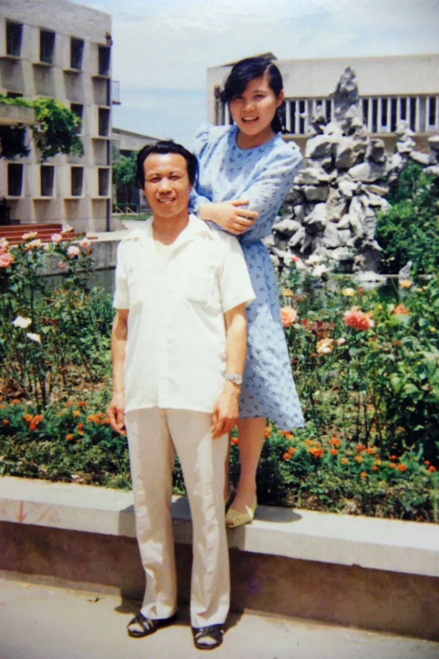 薛舒工作第一年，和爸爸合影