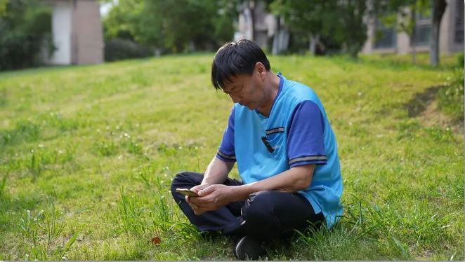 王計兵在工作間隙用手機創作