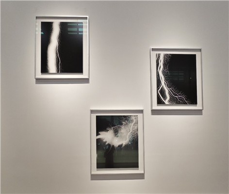 杉本博司“放電場”系列?！豆P觸印象·心經》之前，藝術家在暗室中創作“隱形”文本的嘗試早就有跡可循。在2006年開啟的“放電場”系列作品中，杉本博司便已嘗試突破基于鏡頭捕捉的暗室工作方式，用電流導向膠片以獲得圖像。