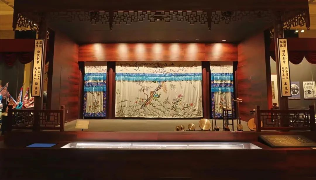 “梅綻東方——梅蘭芳在上?！碧卣宫F場搭建的梅蘭芳與王鳳卿登臺演出的新式劇場