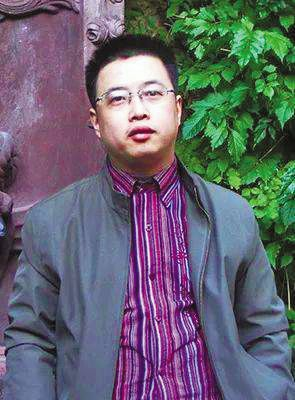 田耳，本名田永，湖南鳳凰人，1976年生。1999年開始寫作，迄今已在《收獲》《人民文學》《花城》《鐘山》《芙蓉》《作家》等雜志發表小說七十余篇，計兩百余萬字。其中包括長篇小說四部、中篇小說二十部。作品多次入選各種選刊、年選和排行榜。結集出版作品十余種。曾獲魯迅文學獎、人民文學獎、華語文學傳媒大獎、華語青年作家獎、郁達夫文學獎、金短篇小說獎、聯合文學新人獎等重要文學獎項十余次?，F供職于廣西大學君武文化研究院。主要著作有：《被猜死的人》《長壽碑》《環線車》《風蝕地帶》《一個人張燈結彩》《夏天糖》《一天》《姓田的樹們》《金剛四拿》等。