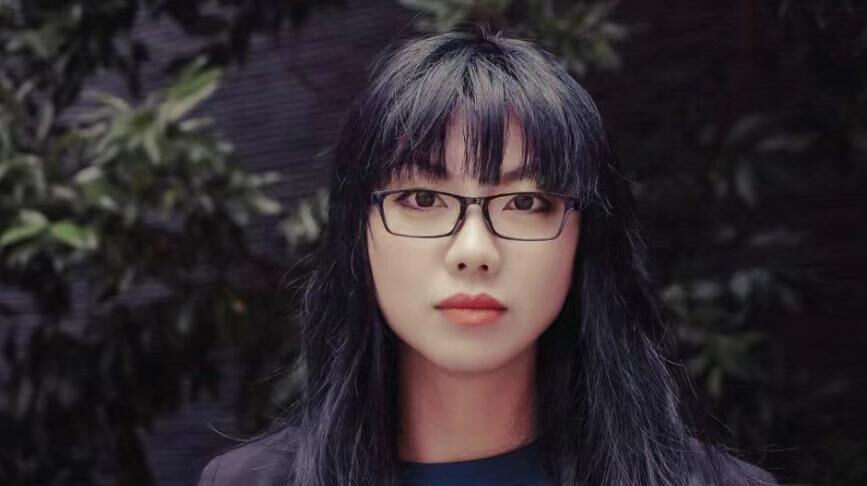 周潔茹，1976年出生于江蘇常州，15歲開始寫作并發表，出版有長篇小說《小妖的網》《中國娃娃》、小說集《你疼嗎》、隨筆集《請把我留在這時光里》等