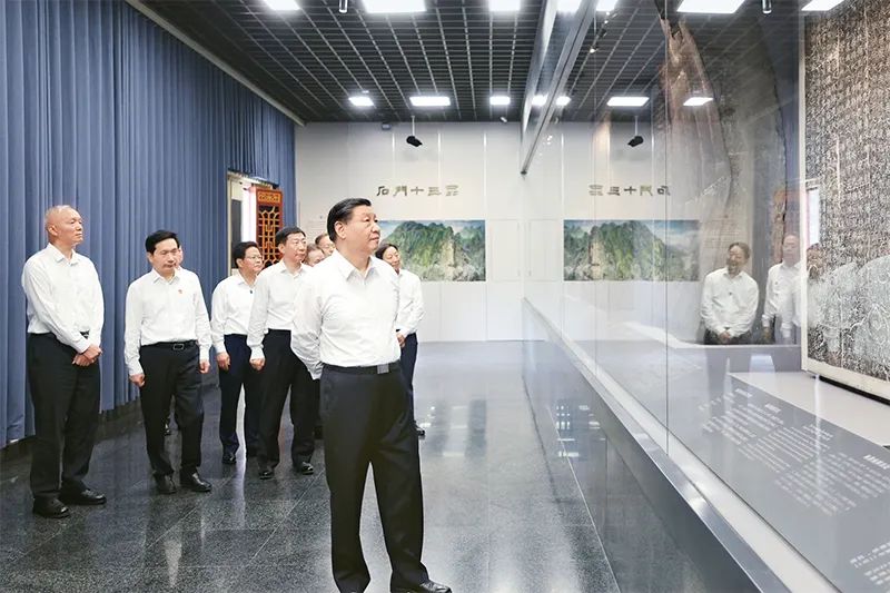 2023年7月29日，中共中央總書記、國家主席、中央軍委主席習近平在四川考察結束返京途中，來到陜西省漢中市考察。這是習近平參觀漢中市博物館有關歷史文物展陳。 新華社記者 鞠鵬/攝