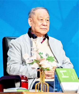 劉心武，曾任《人民文學》主編。代表作有短篇小說《班主任》、長篇小說《鐘鼓樓》（獲第二屆茅盾文學獎）、散文集《也曾隔窗窺新月》《我眼中的建筑與環境》《劉心武妙品紅樓夢》等