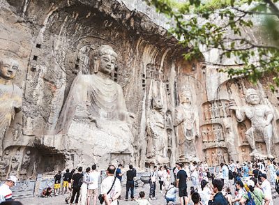 　河南洛陽龍門石窟景區游人如織，人們來此領略千年石窟石刻造像藝術的獨特魅力，探訪歷史文化遺產的美妙意境。 　　黃政偉攝（人民圖片）