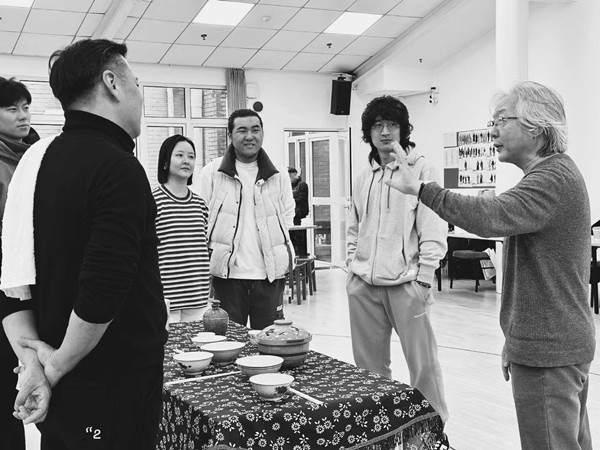 王曉鷹(右一)在指導演員排練 王維帥 攝