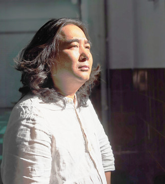 包倬，生于四川涼山，彝族。有小說和散文見《人民文學》《十月》《鐘山》《江南》《天涯》《山花》《芙蓉》《北京文學》《作家》等。著有長篇小說《青山隱》，出版小說集《沉默》《十尋》《路邊的西西弗斯》《風吹白云飄》等。曾獲云南文學獎、邊疆文學獎、滇池文學獎、《長江文藝》雙年獎?，F居昆明。