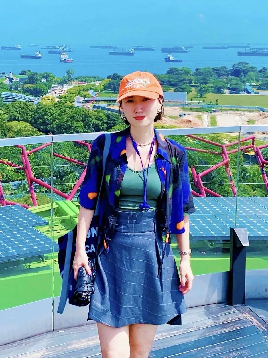 顧拜妮：生于一九九四年，中國人民大學文學寫作方向碩士在讀。十四歲開始發表作品，二十歲小說在《收獲》雜志刊發，作品見于《中國作家》《花城》《小說月報》《海外文摘》《中篇小說選刊》等刊，作品入選第五屆城市文學排行榜，獲中國現代文學館第一屆（2022年度）《青春之歌》獎學金。著有小說集《我一生的風景》。曾從事寫作教師、圖書策劃等工作，二十三歲起在《山西文學》策劃并主持新銳欄目“步履”。